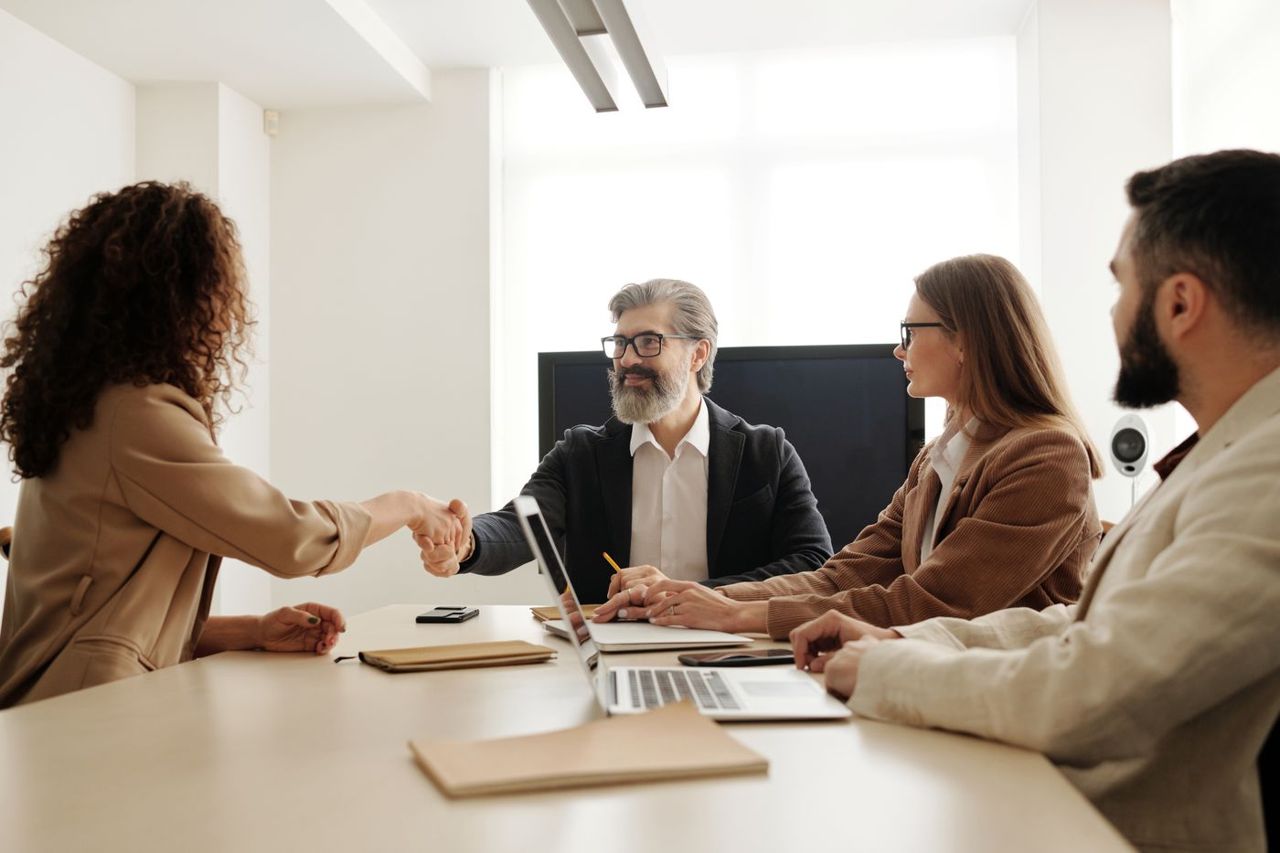 In-person expert meeting between advisors and a client team