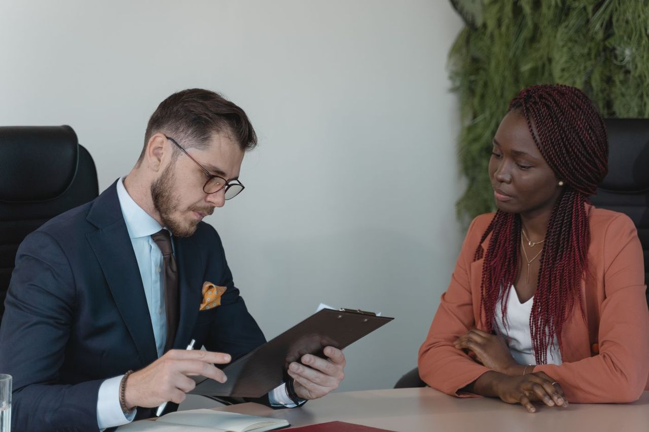 Professional moderator leading a structured expert consultation